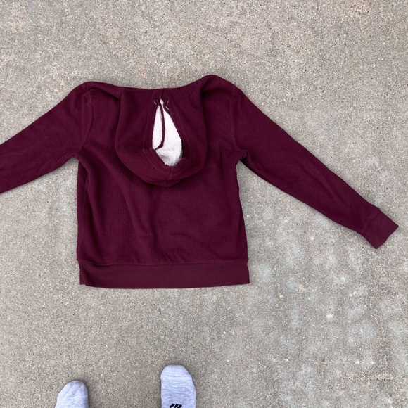Adults hoodie with fleece lining and maroon ribbed fabric on outside. Super warm - Picture 6 of 7